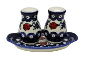 Salt and pepper shakers (A12 D105)    