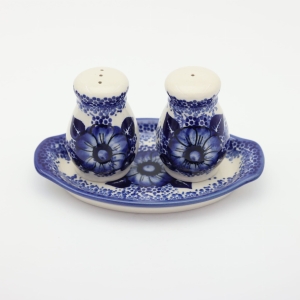 Salt and pepper shakers (A12 D108) 