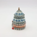 Pojemnik ceramiczny Gnom choinka z pokrywką A523 D62 – ręcznie malowana ceramika bolesławiecka w kształcie gnomka i choinki, dekoracyjny i praktyczny do przechowywania drobiazgów lub słodyczy.