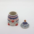 Pojemnik ceramiczny Gnom choinka z pokrywką A523 D3 – ręcznie malowana ceramika bolesławiecka w kształcie gnomka i choinki, dekoracyjny i praktyczny do przechowywania słodyczy lub drobiazgów.