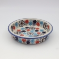 Okrągłe ceramiczne naczynie do zapiekania z Bolesławca, ręcznie zdobiona ceramika bolesławiecka, polskie rękodzieło artystyczne do piekarnika, mikrofalówki i zmywarki.