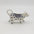 This ceramic cow-shaped creamer with a 100 ml capacity is an absolute classic of Bolesławiec craftsmanship, combined with a joyful design that will liven up any table and make your coffee ritual even more pleasant.