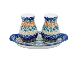 Salt and pepper shakers (A12 D5)
