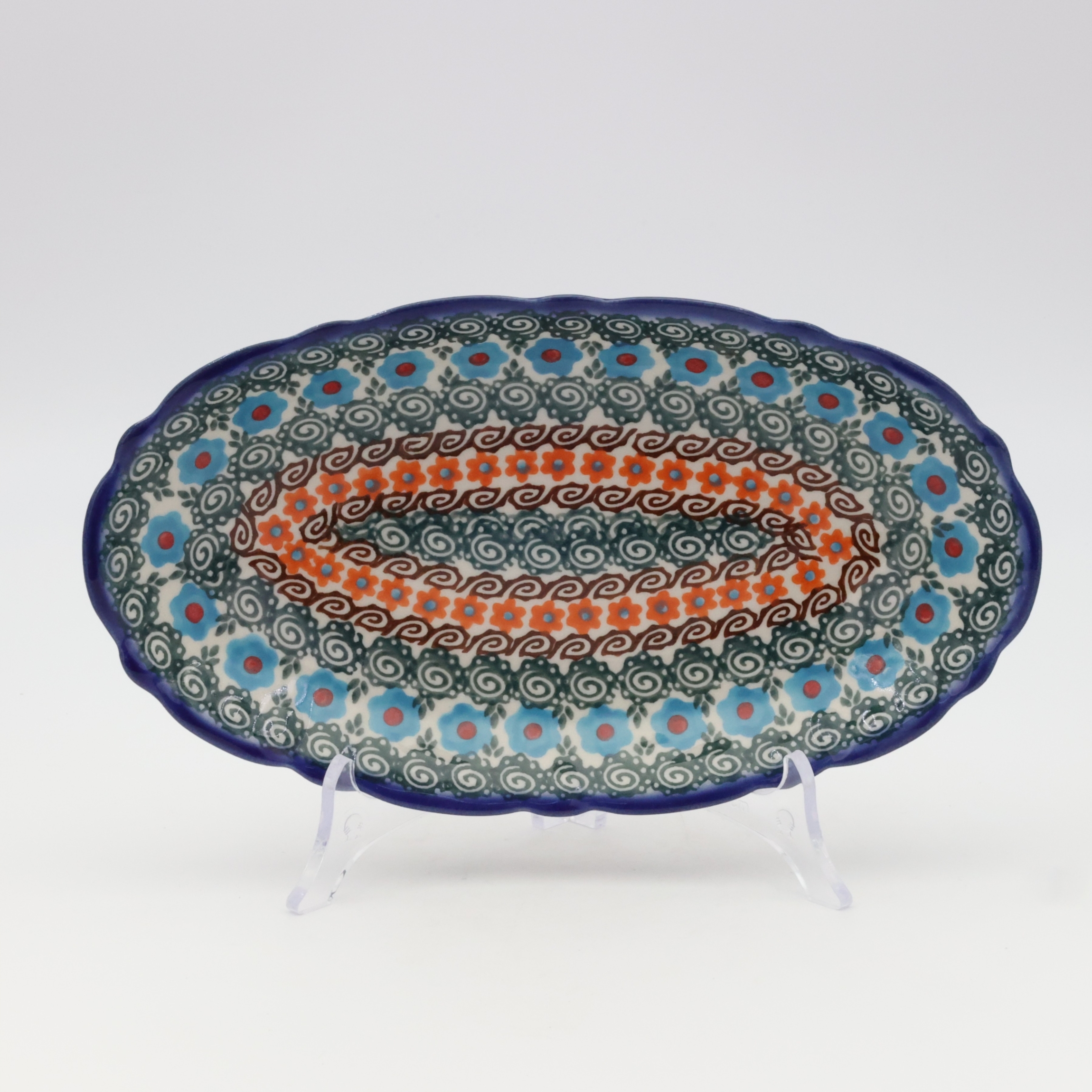 Small embossed platter A260 D59 – hand-painted Bolesławiec pottery, perfect for serving appetizers and desserts.