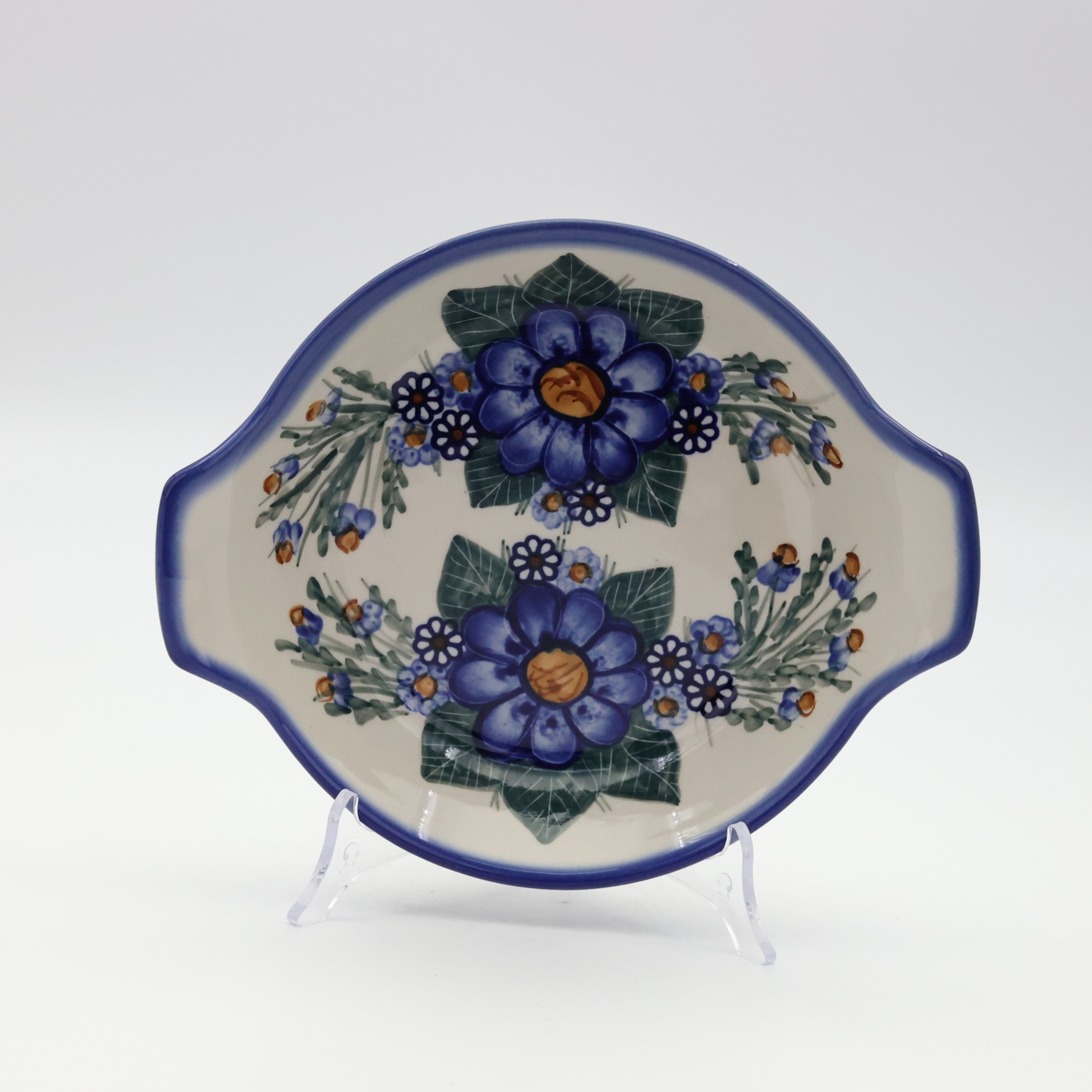 Round baking dish with handles made of Boleslawiec pottery.