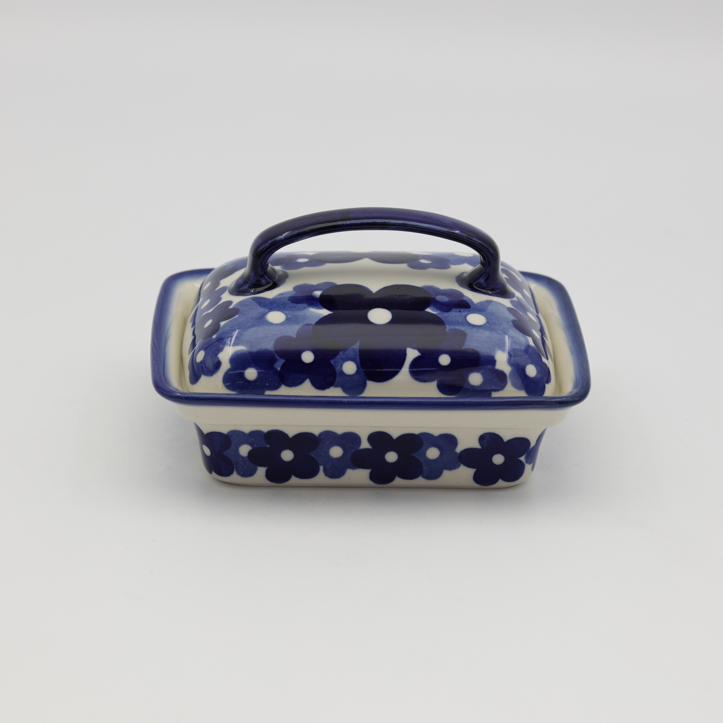 Hand-painted butter dish made from traditional Bolesławiec pottery. A practical and elegant container perfect for storing and serving butter.