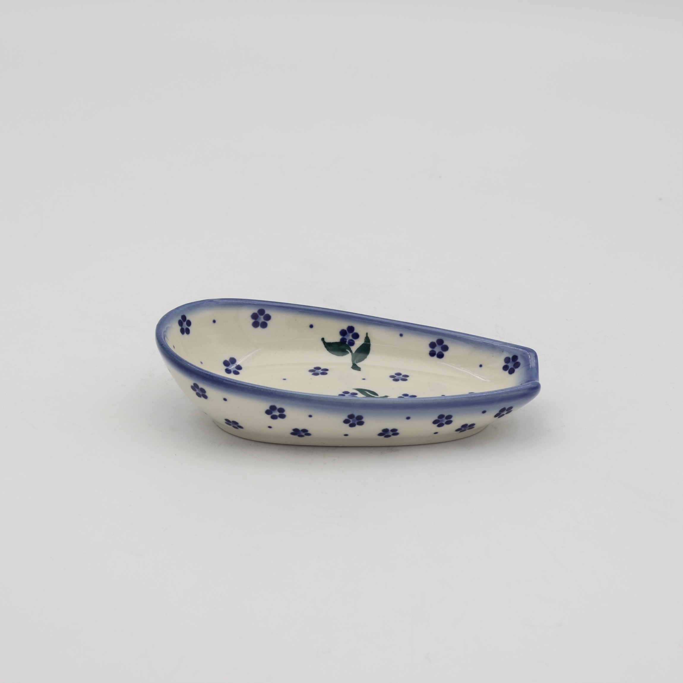 Hand-painted spoon rest made from traditional Bolesławiec pottery. A practical and decorative kitchen accessory ideal for cooking and serving dishes.