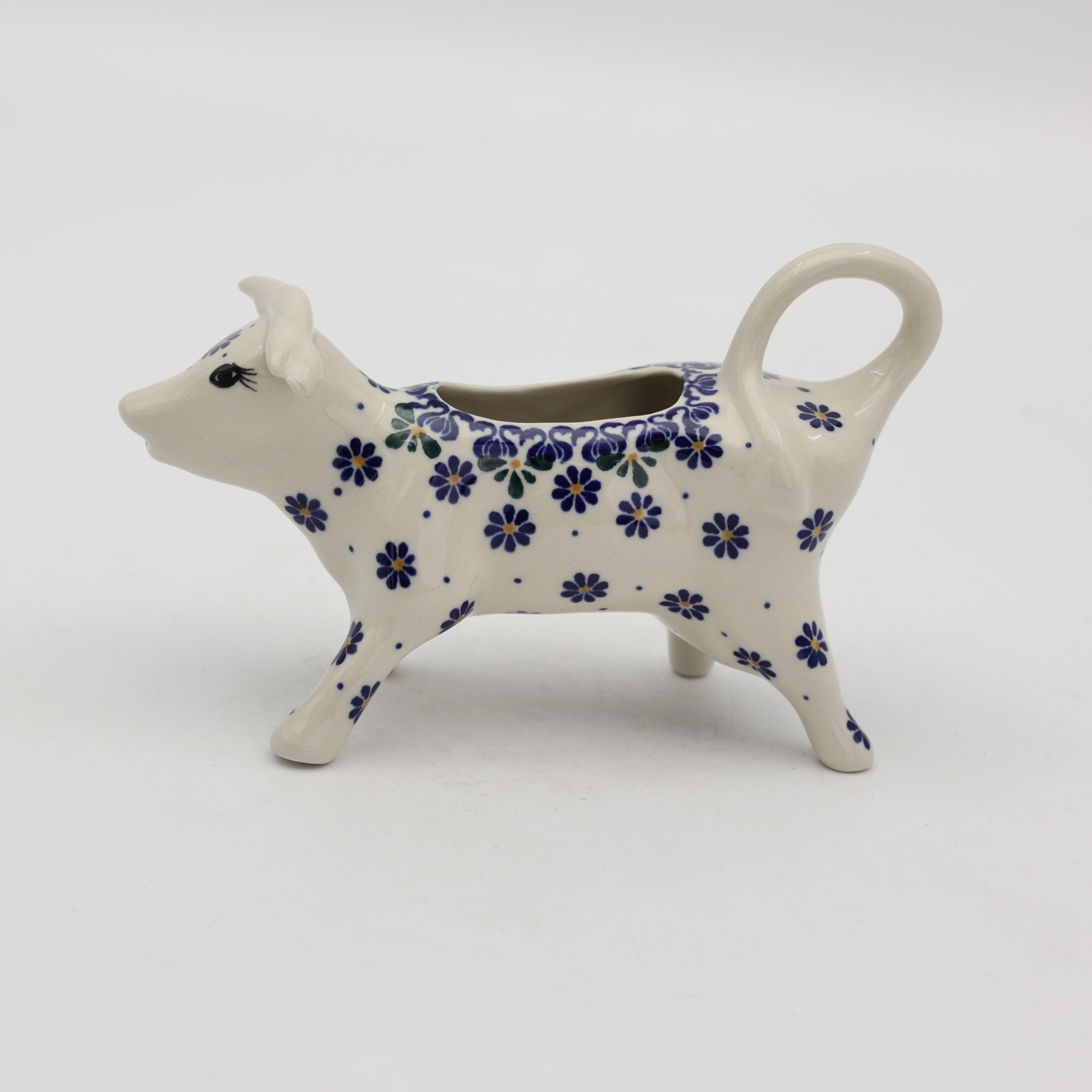 This ceramic cow-shaped creamer with a 100 ml capacity is an absolute classic of Bolesławiec craftsmanship, combined with a joyful design that will liven up any table and make your coffee ritual even more pleasant.