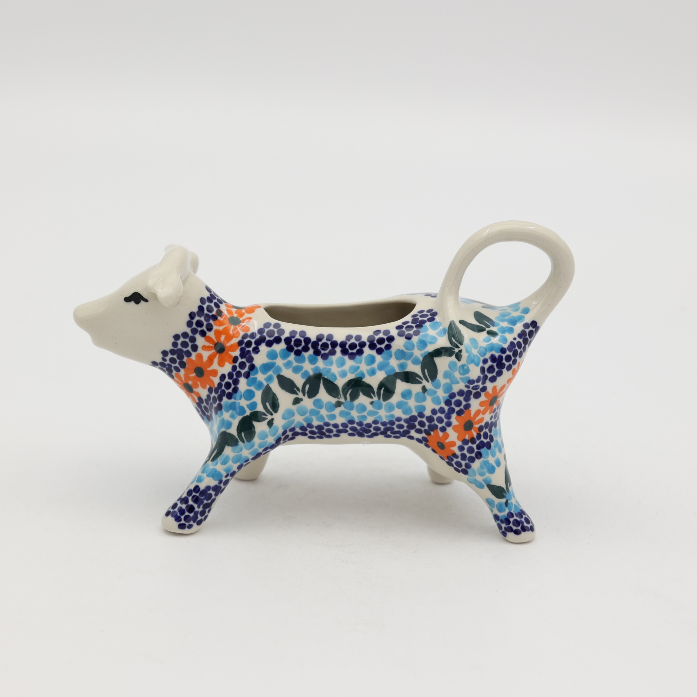 This ceramic cow-shaped creamer with a 100 ml capacity is an absolute classic of Bolesławiec craftsmanship, combined with a joyful design that will liven up any table and make your coffee ritual even more pleasant.